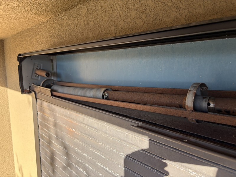 住宅窓手動シャッター　動かなくなった　シャフト交換