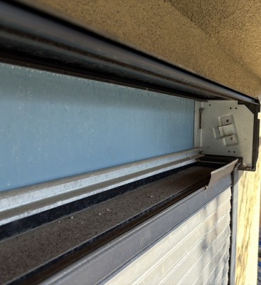 住宅窓手動シャッター　動かなくなった　シャフト交換