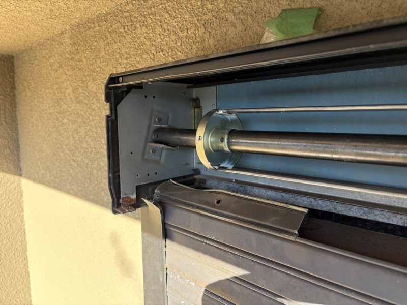 住宅窓手動シャッター　動かなくなった　シャフト交換