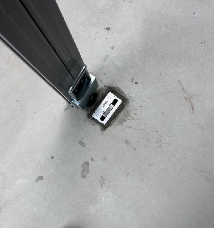 倉庫　手動シャッター　新規設置工事