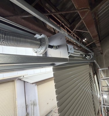 倉庫　手動シャッター　新規設置工事