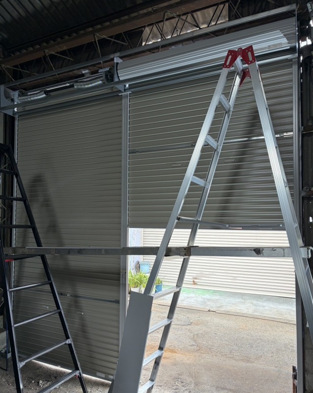 倉庫　手動シャッター　新規設置工事