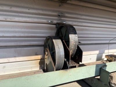 工場　電動シャッター　ガイドローラー修理作業