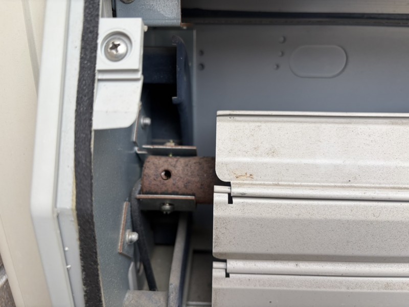 住宅　窓電動シャッター　電動シャフトの交換