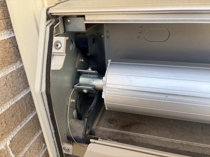 住宅　窓電動シャッター　電動シャフトの交換
