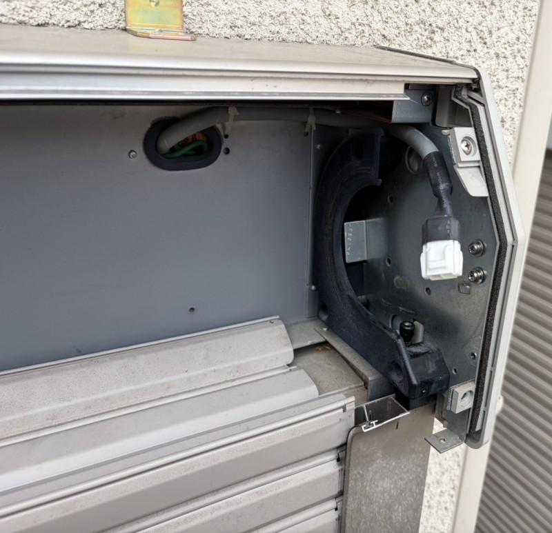 住宅　窓電動シャッター　電動シャフトの交換
