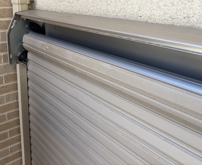 住宅　窓電動シャッター　電動シャフトの交換