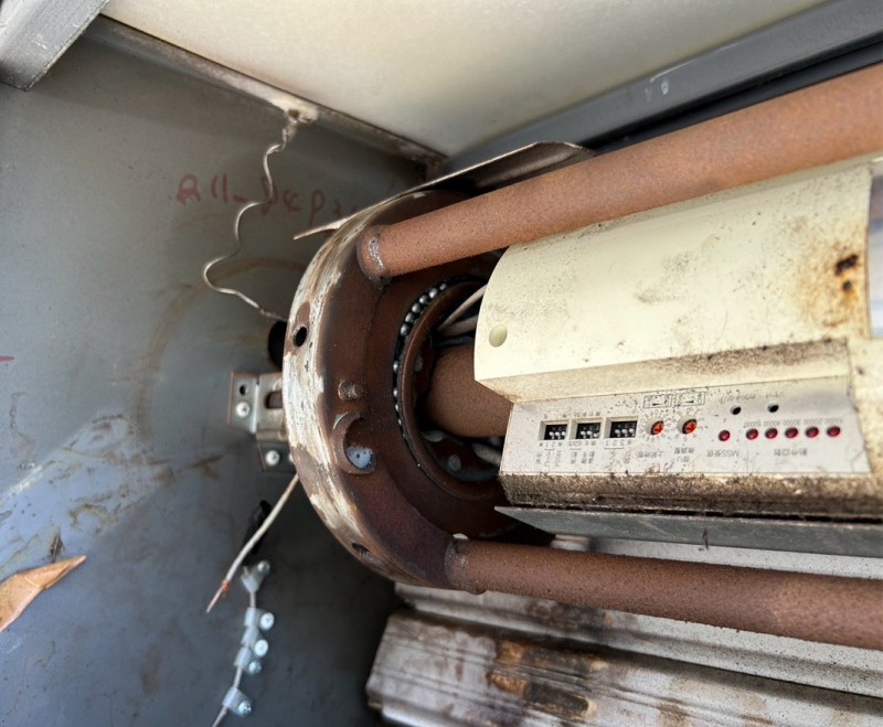 車庫　電動シャッター　開閉機交換工事