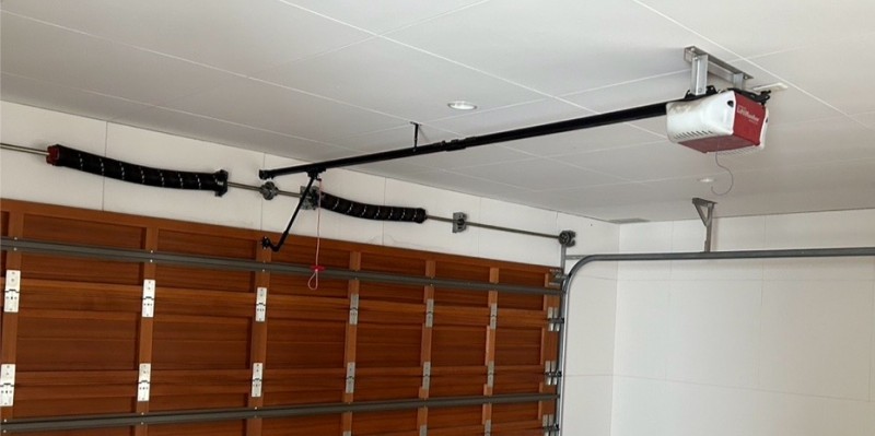 車庫　オーバードアシャッター　電動開閉機の交換工事