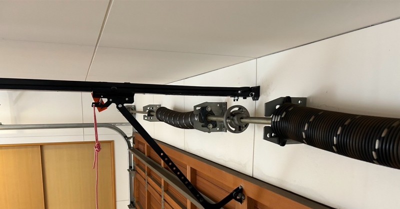 車庫　オーバードアシャッター　電動開閉機の交換工事