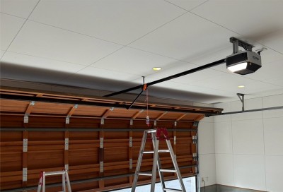 車庫　オーバードアシャッター　電動開閉機の交換工事