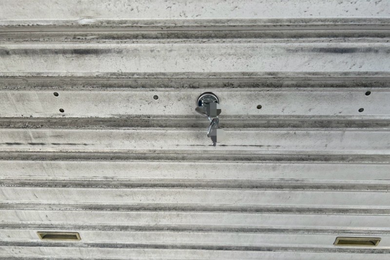 店舗　手動シャッター　内外錠交換作業