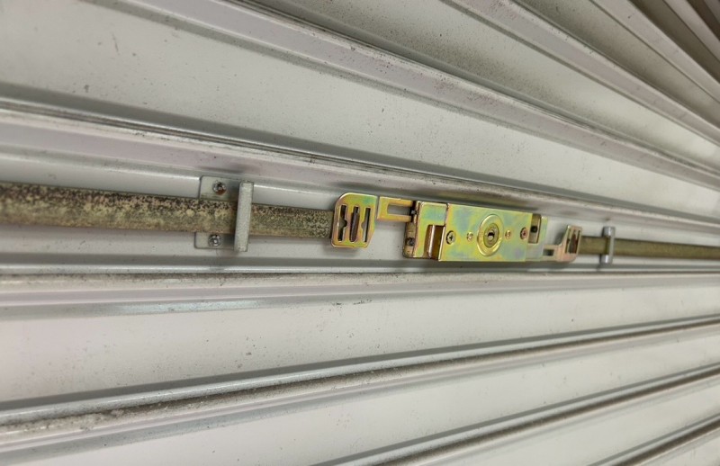 店舗　手動シャッター　内外錠交換作業