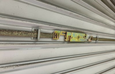 店舗　手動シャッター　内外錠交換作業