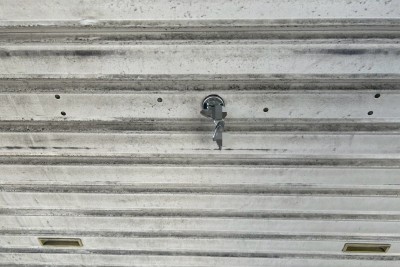 店舗　手動シャッター　内外錠交換作業