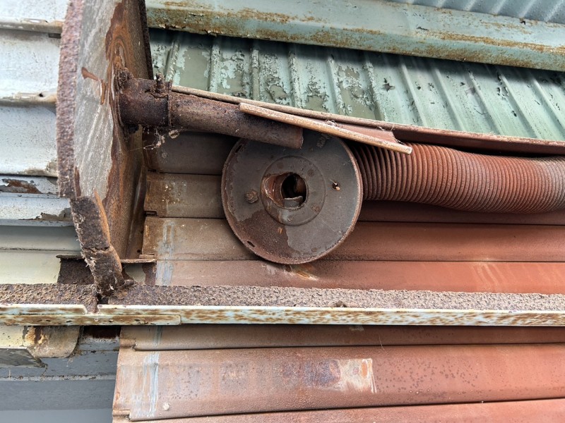 倉庫　手動シャッター　シャフト修理