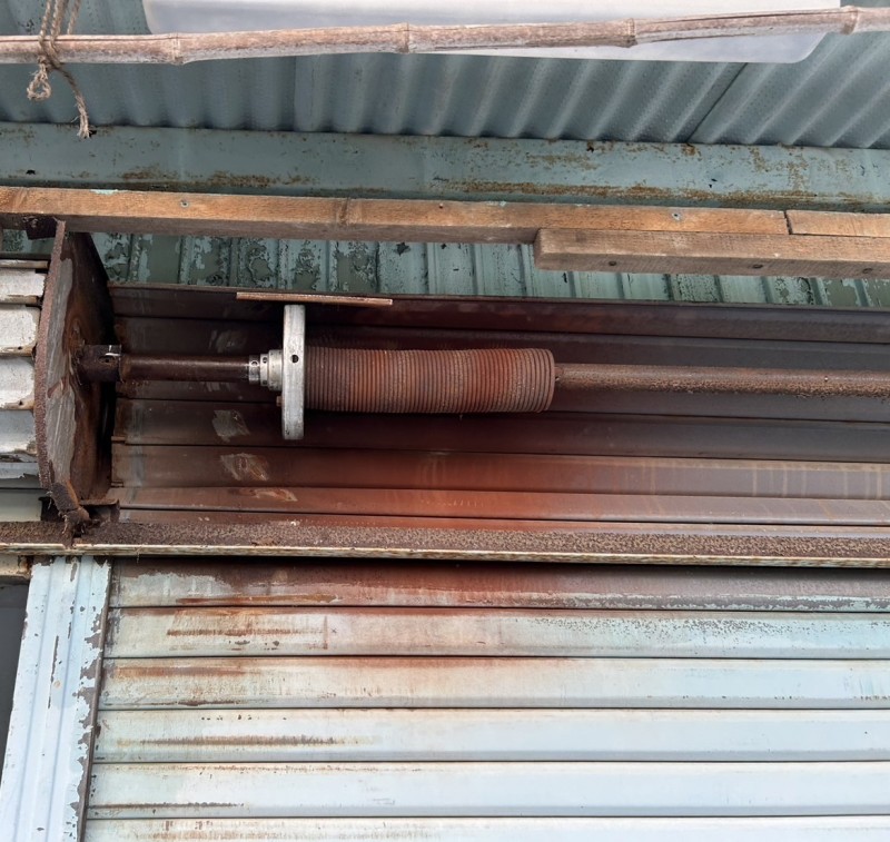 倉庫　手動シャッター　シャフト修理