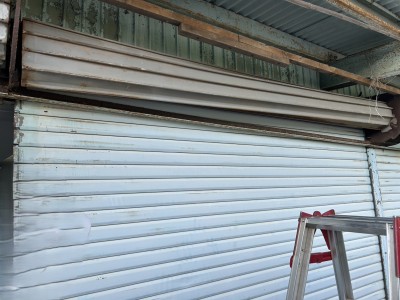 倉庫　手動シャッター　シャフト修理