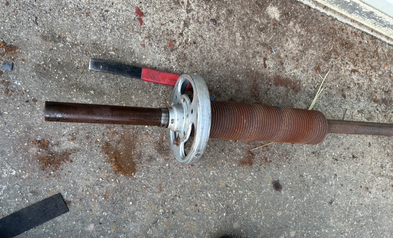 倉庫　手動シャッター　シャフト修理