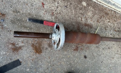 倉庫　手動シャッター　シャフト修理