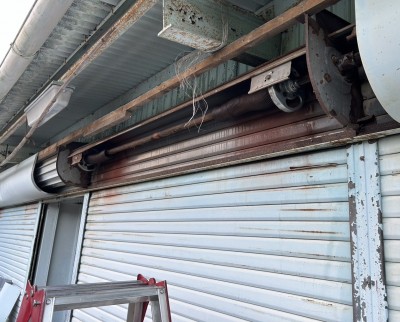 倉庫　手動シャッター　シャフト修理