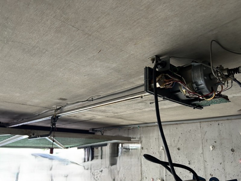 車庫　オーバードアシャッター　電動開閉機・レールの交換工事