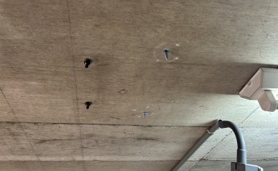 車庫　オーバードアシャッター　電動開閉機・レールの交換工事