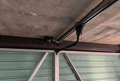 車庫　オーバードアシャッター　電動開閉機・レールの交換工事