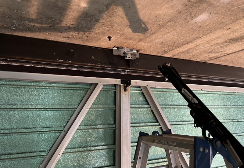 車庫　オーバードアシャッター　電動開閉機・レールの交換工事