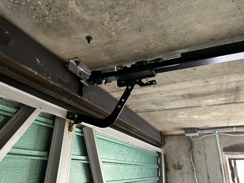 車庫　オーバードアシャッター　電動開閉機・レールの交換工事