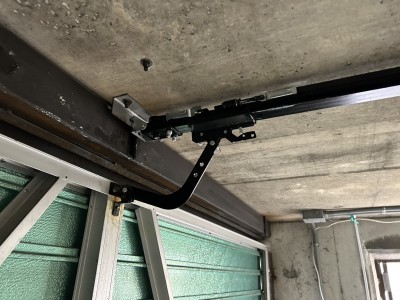 車庫　オーバードアシャッター　電動開閉機・レールの交換工事