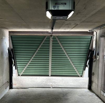 車庫　オーバードアシャッター　電動開閉機・レールの交換工事