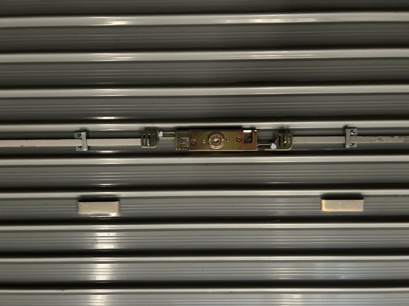 店舗　手動シャッター　内外錠交換作業