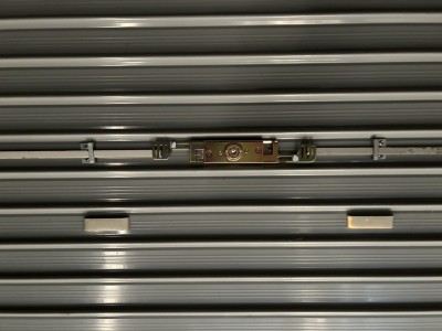 店舗　手動シャッター　内外錠交換作業