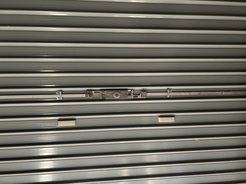 店舗　手動シャッター　内外錠交換作業