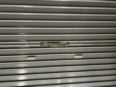 店舗　手動シャッター　内外錠交換作業