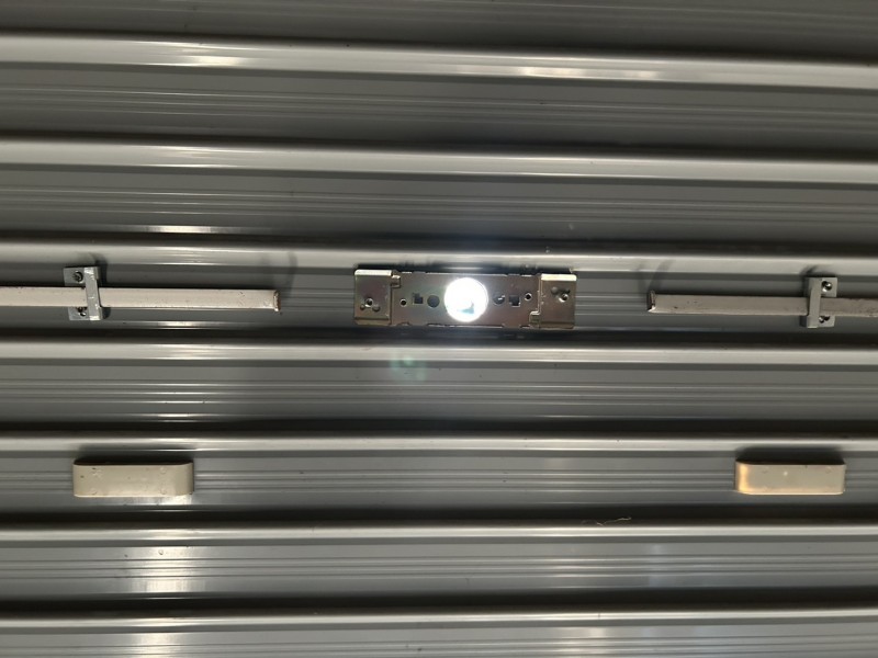 店舗　手動シャッター　内外錠交換作業