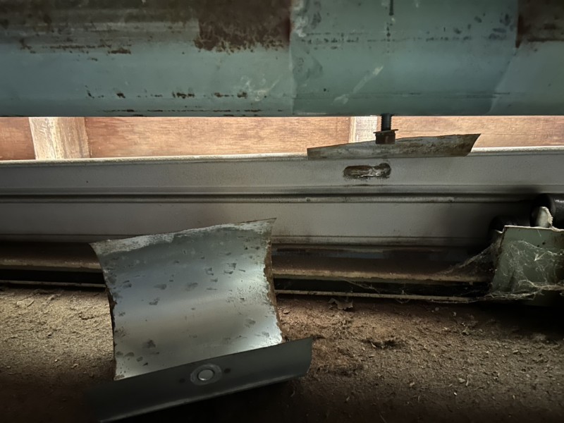 車庫　電動シャッター　吊元補修