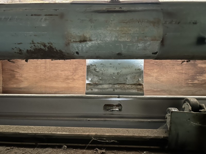 車庫　電動シャッター　吊元補修