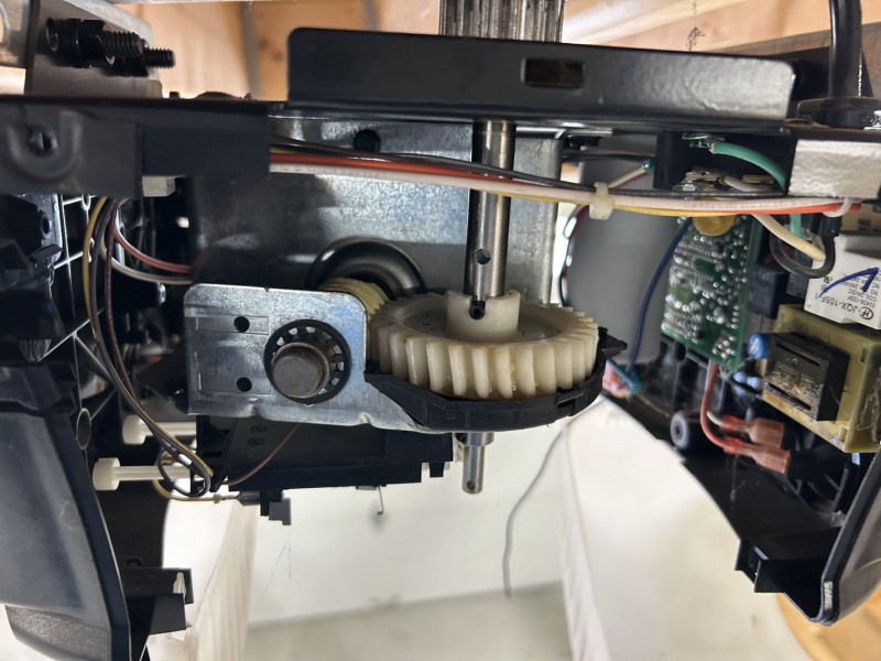 車庫　オーバードアシャッター　バネ・開閉機ギア　交換工事