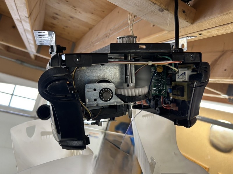 車庫　オーバードアシャッター　バネ・開閉機ギア　交換工事