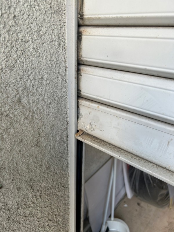 車庫　電動シャッター　スラット脱線復旧作業