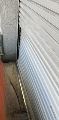 車庫　電動シャッター　スラット脱線復旧作業