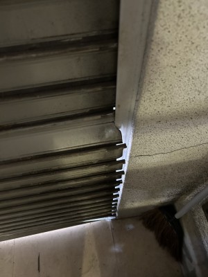 車庫　電動シャッター　スラット脱線復旧作業