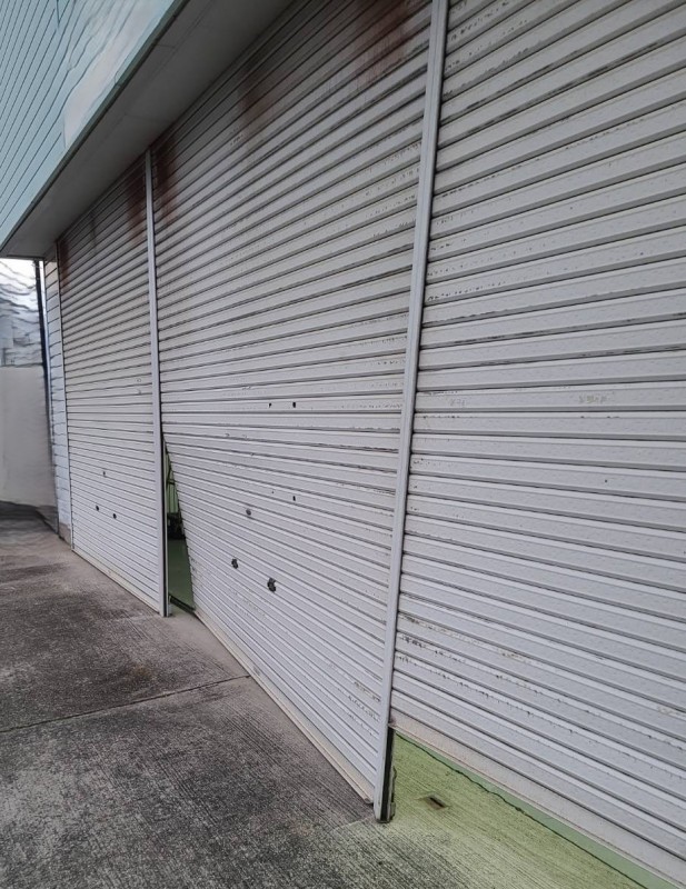 店舗　手動シャッター　スラット脱線復旧作業