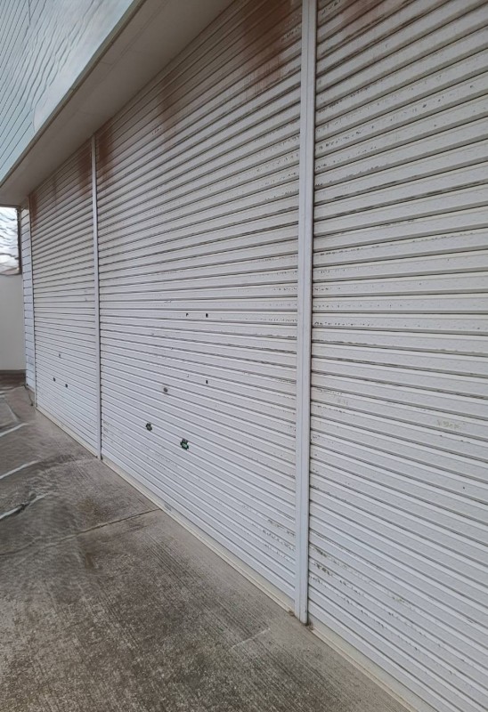 店舗　手動シャッター　スラット脱線復旧作業