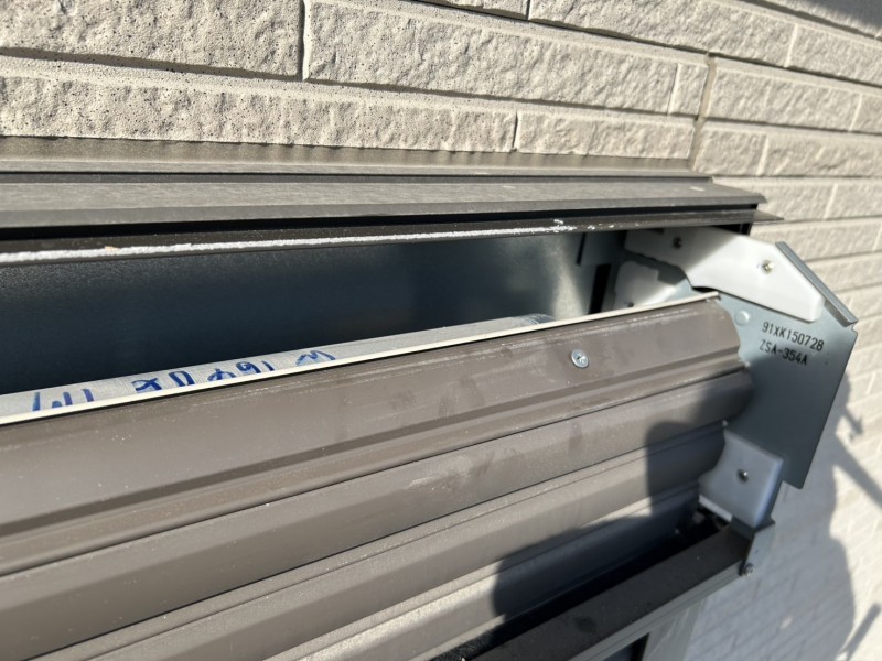 窓シャッター　吊元補修作業