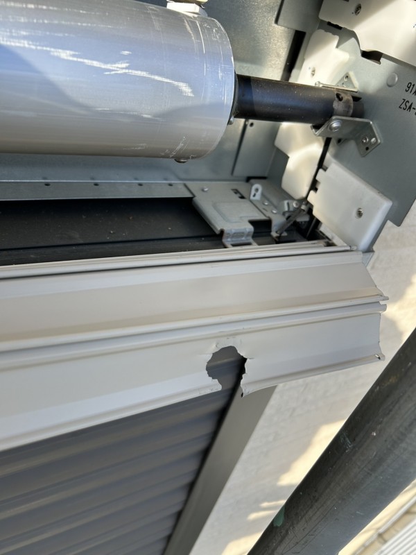 窓シャッター　吊元補修作業