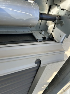 窓シャッター　吊元補修作業