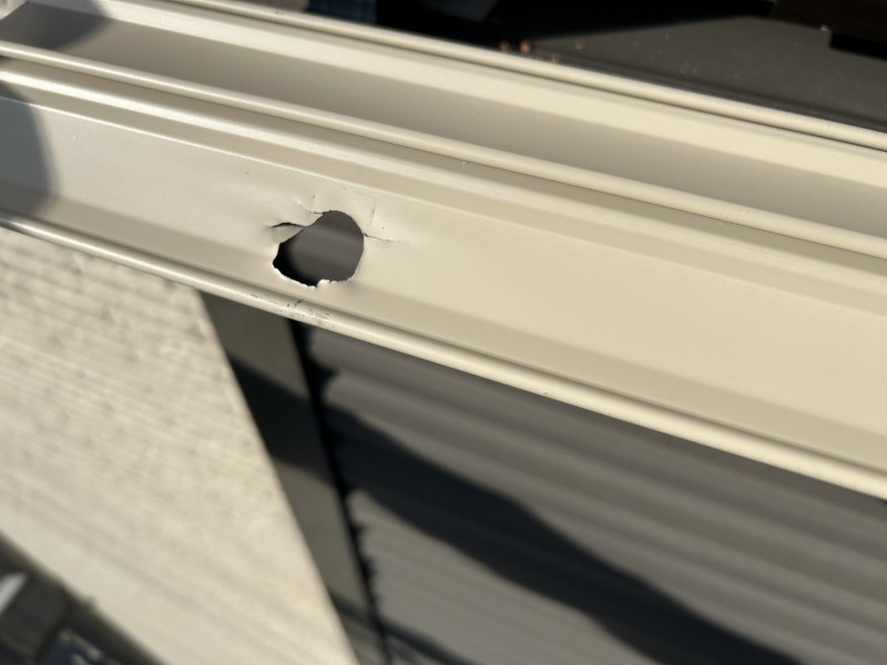 窓シャッター　吊元補修作業